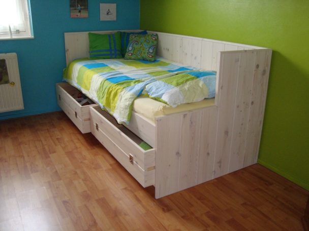 Bed, bank en opbergmeubel in één